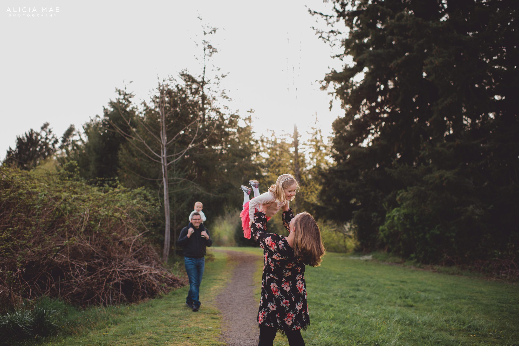 family portrait, family session, kids, babies, park, field, bothell, north creek, mill creek, golden hour